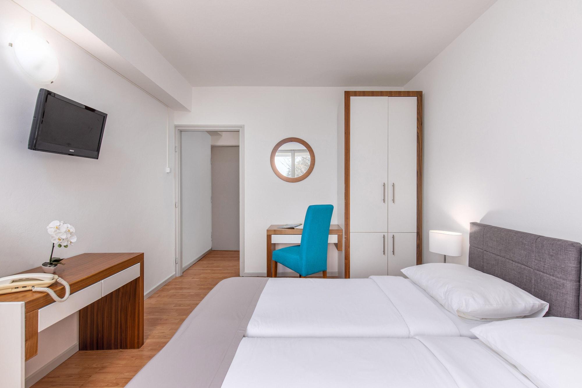 Hotel Zagreb Crikvenica Bagian luar foto